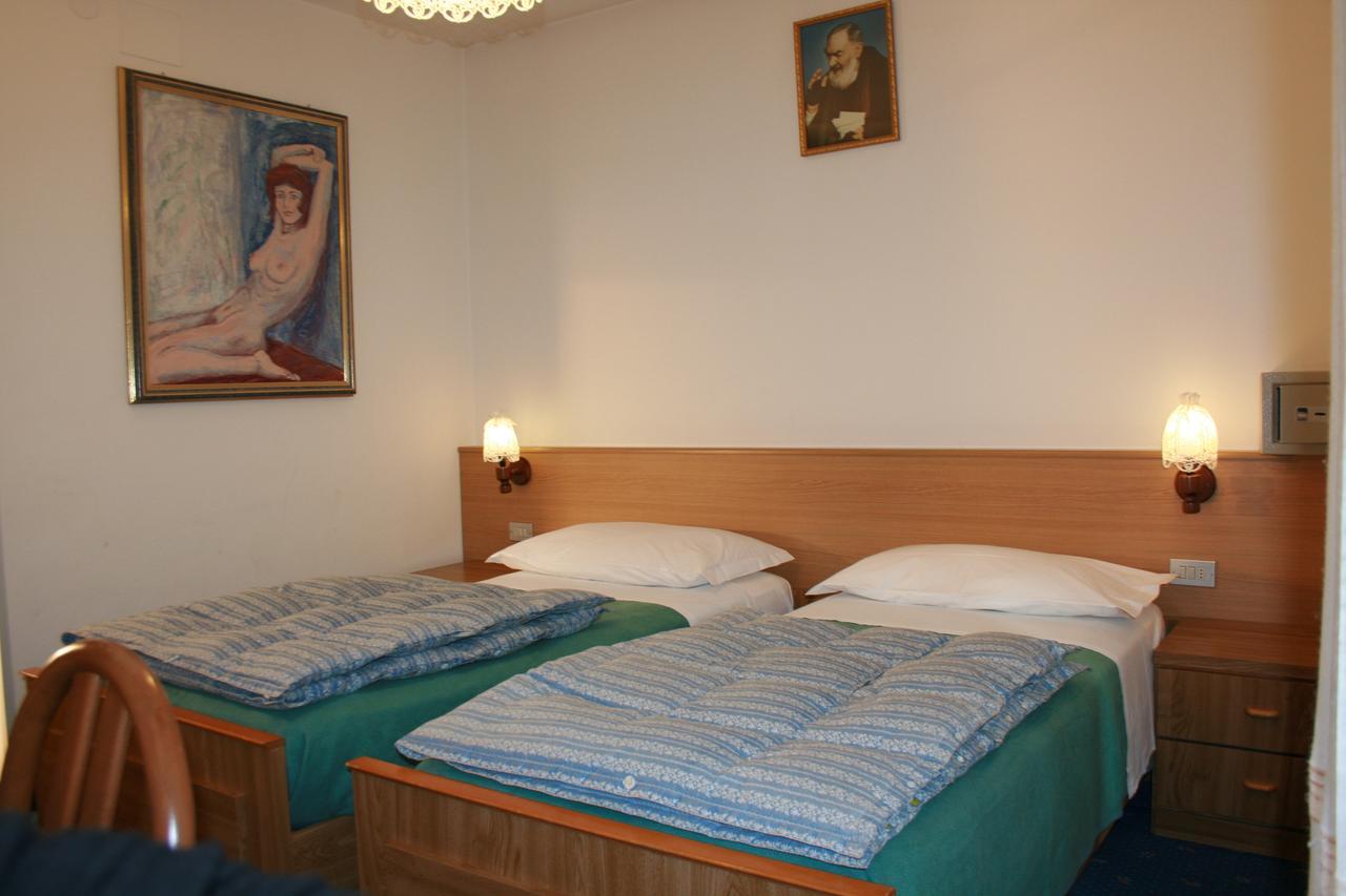 Garni Defrancesco Hotel กัมปีเตลโลดีฟัสซา ภายนอก รูปภาพ