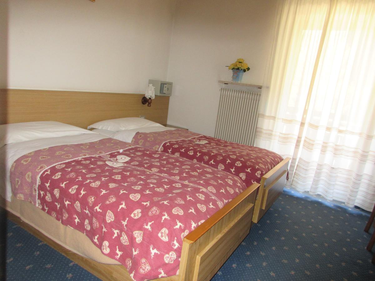Garni Defrancesco Hotel กัมปีเตลโลดีฟัสซา ภายนอก รูปภาพ